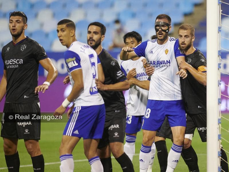 Varios jugadores del Real Zaragoza y SD Huesca en una acción a balón parado