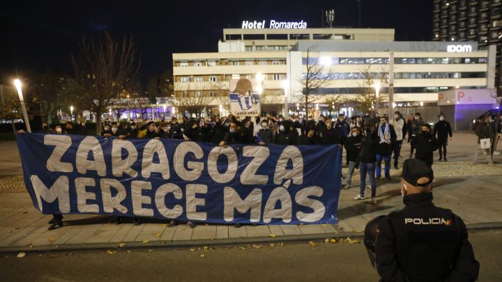 Aficionados del Real Zaragoza protestando ante el palco de la Romareda | Diario AS (Alfonso Reyes)