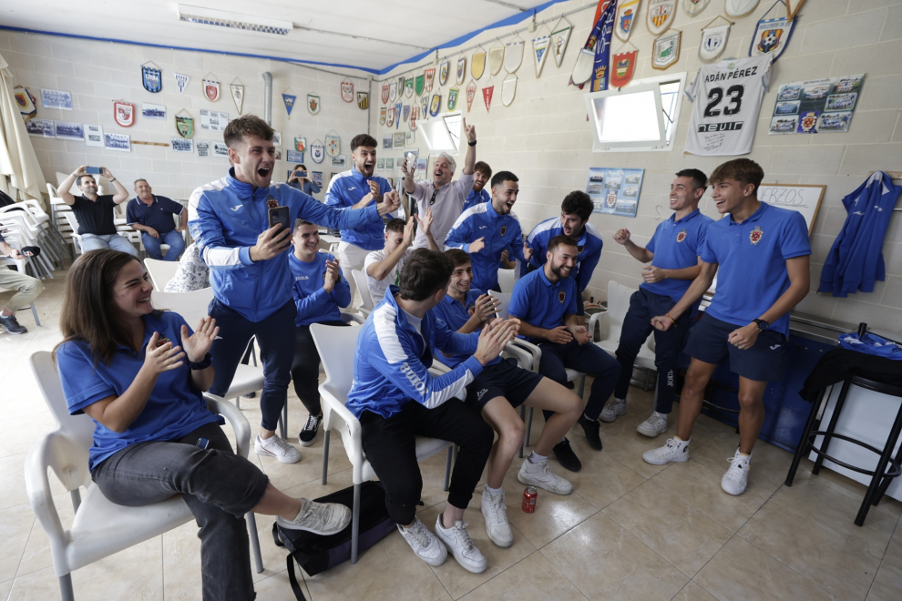 La plantilla del CD Fuentes celebra tras conocer su rival en Copa del Rey.