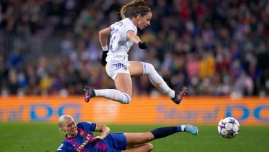 BARCELONA, SPAIN - MARCH 30: Mapi Leon of FC Barcelona competes for the ball with Athenea Del Castillo Beivide of Real Madrid during the UEFA Women's Champions League Quarter Final Second Leg match between FC Barcelona and Real Madrid at Camp Nou, el Clásico, on March 30, 2022 in Barcelona, Spain. (Photo by Pedro Salado/Quality Sport Images/Getty Images)