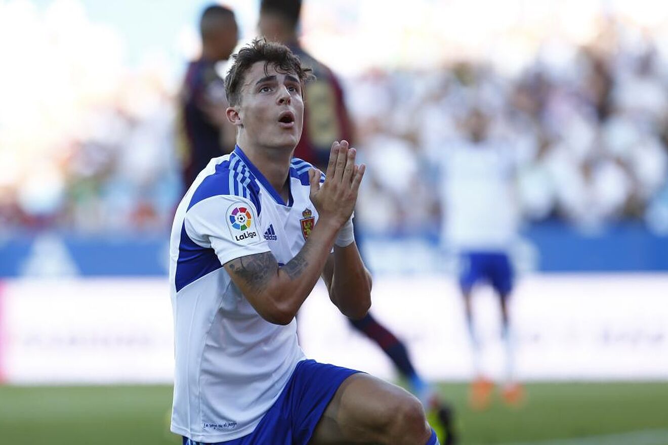 Alejandro Francés se lamenta de una ocasión desperdiciada en La Romareda frente al Levante.