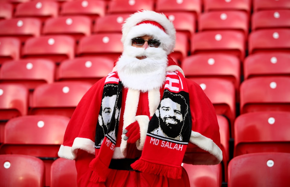 Un aficionado del Liverpool disfrazado de Papa Noel para la jornada de Boxing Day. Créditos: talksports.com