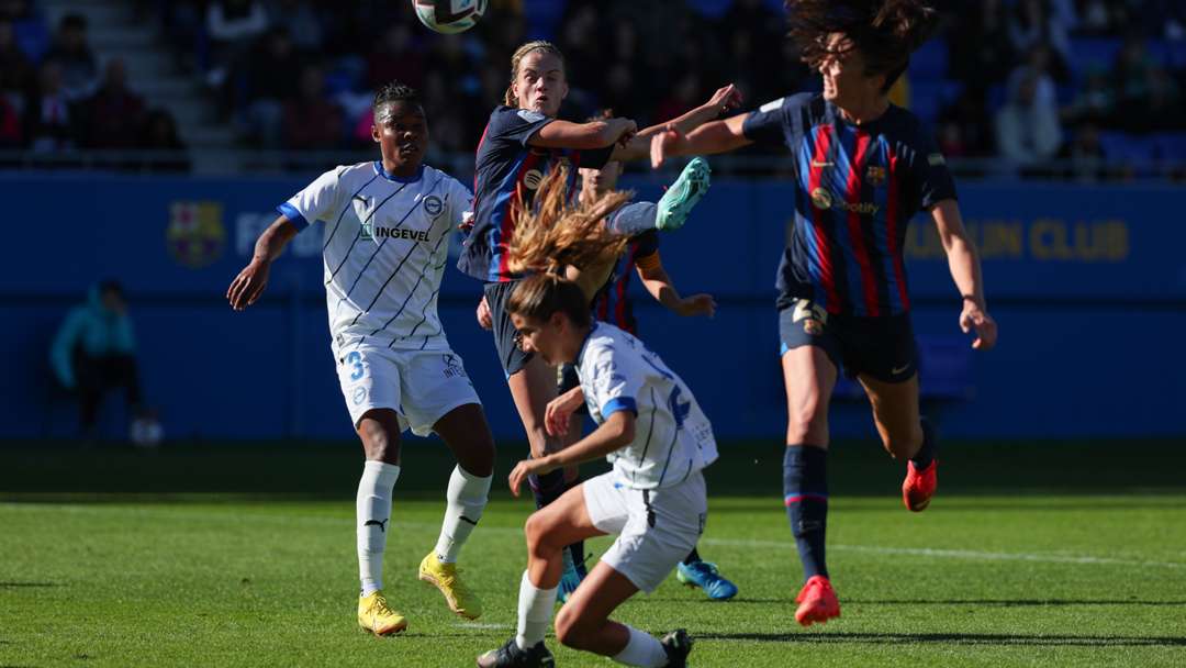 Imagen del partido de la primera vuelta, donde el Barça goleó por 8-0 al Alavés en el Johan. Créditos: La Liga