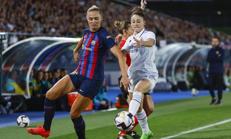 Rolfö y Esther disputando un balón