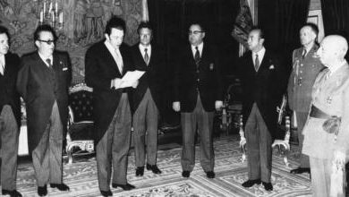 Dirigentes del FC Barcelona condecorando a Francisco Franco.