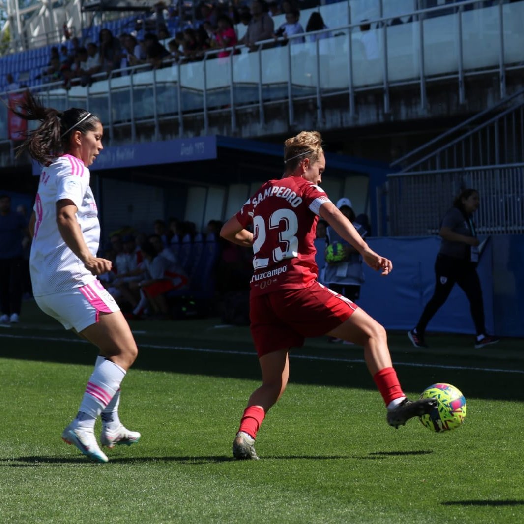Disputa de balón entre Amanda y Karen Araya