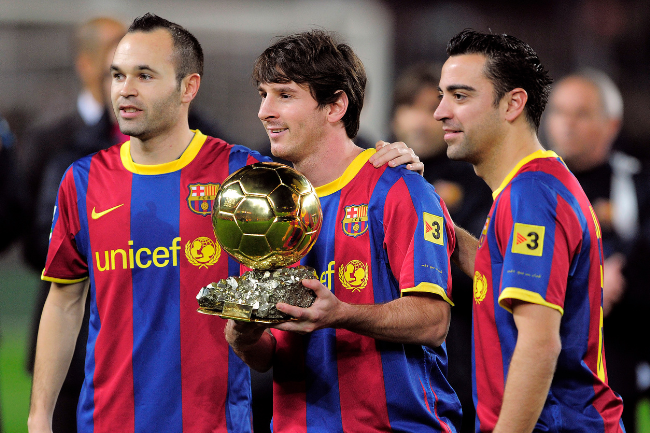 Balón de Oro de Lionel Messi en 2010 sobre Xavi e Iniesta, ganadores del Mundial