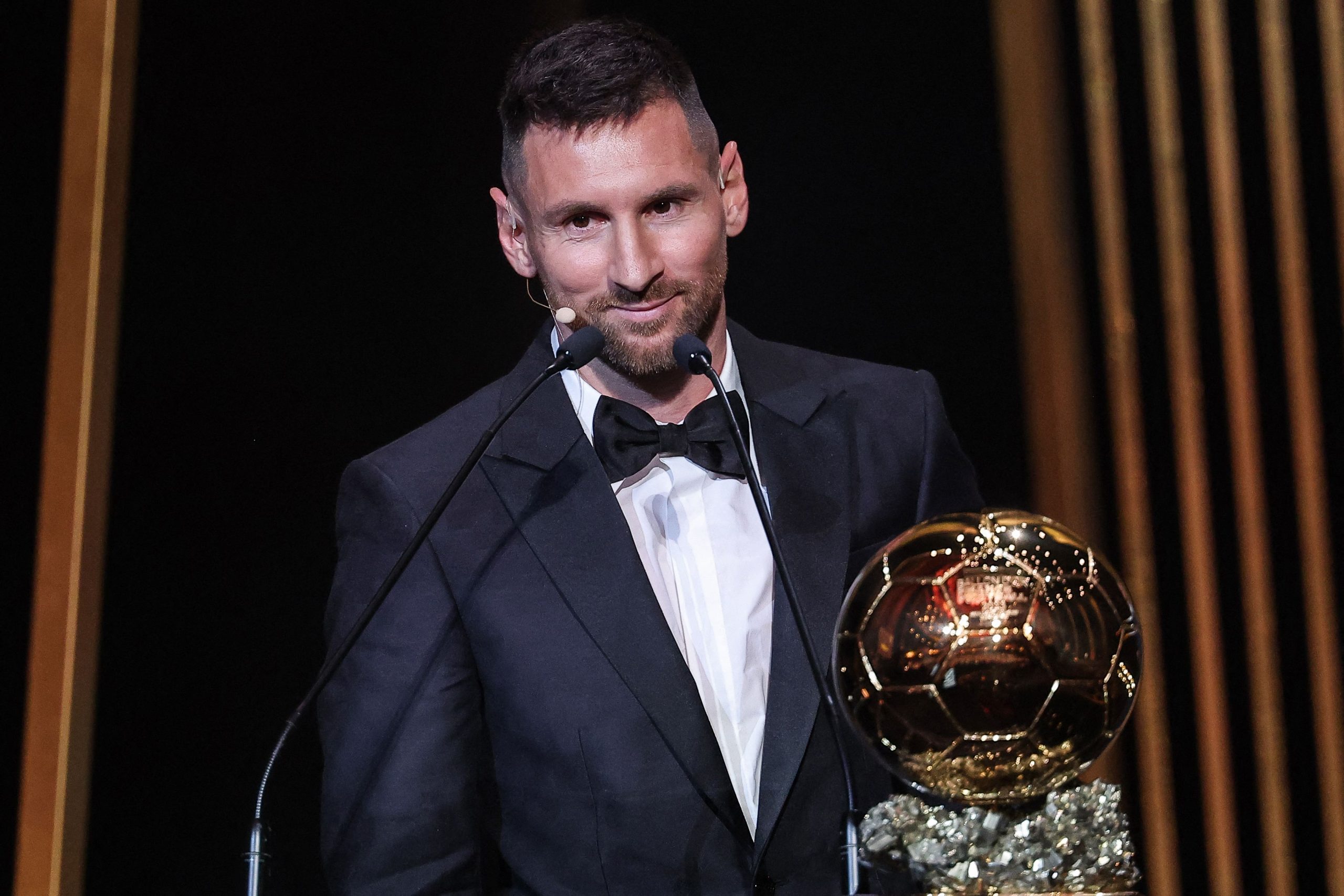 Lionel Messi con el Balón de Oro de 2023