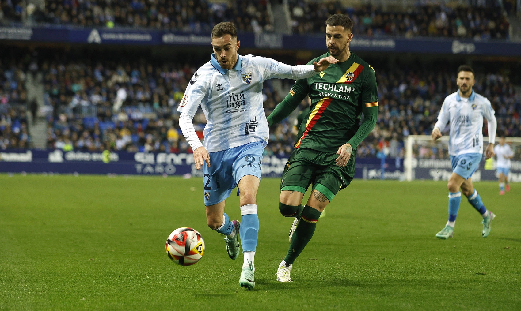 Manu Molina luchando balón