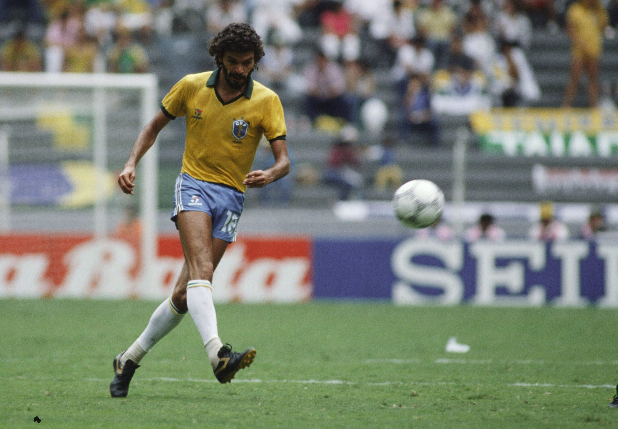 GUADALAJARA, MEXICO - JUNE 16: WM 1986 in Mexiko, Guadalajara, 16.06.86; Brasilien - Polen ( BRA - POL ) 4:0; SOCRATES/BRA (Photo by Bongarts/Getty Images)