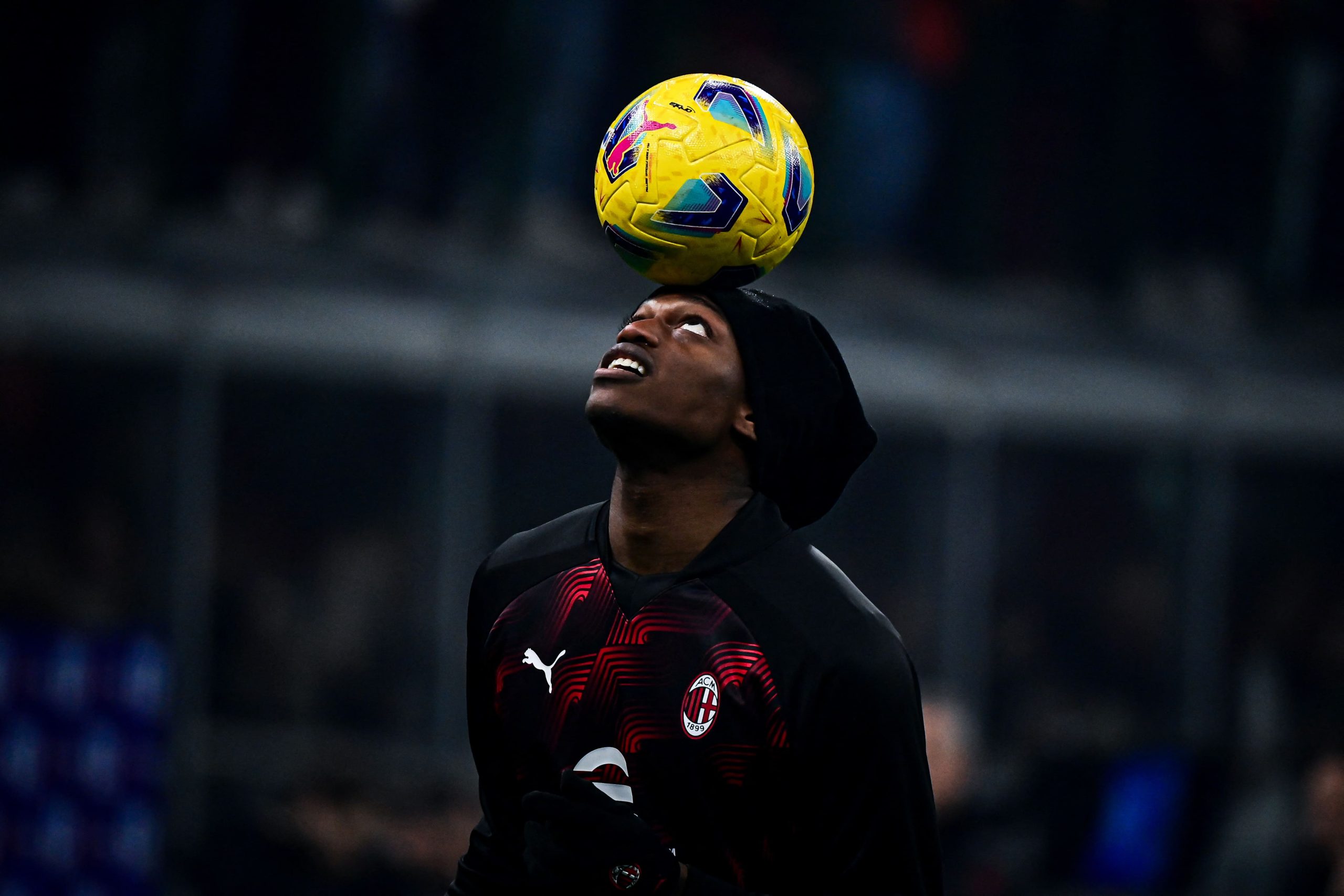 El FC Barcelona esta trabajando en la contratación de un nuevo jugador, Deco y Jorge Mendes estarían implicados en la operación, y el nombre en clave es el de Rafael Leao