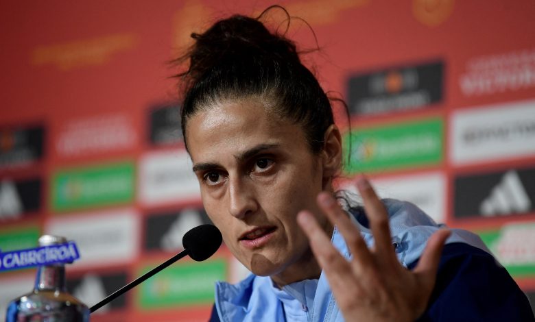 La seleccionadora española Montserrat Tome ofrece una rueda de prensa en vísperas del partido de fútbol final de la Liga Femenina de Naciones de la UEFA entre España y Francia en el estadio de La Cartuja de Sevilla, el 27 de febrero de 2024. (Foto de CRISTINA QUICLER / AFP) (Foto de CRISTINA QUICLER/AFP vía Getty Images)