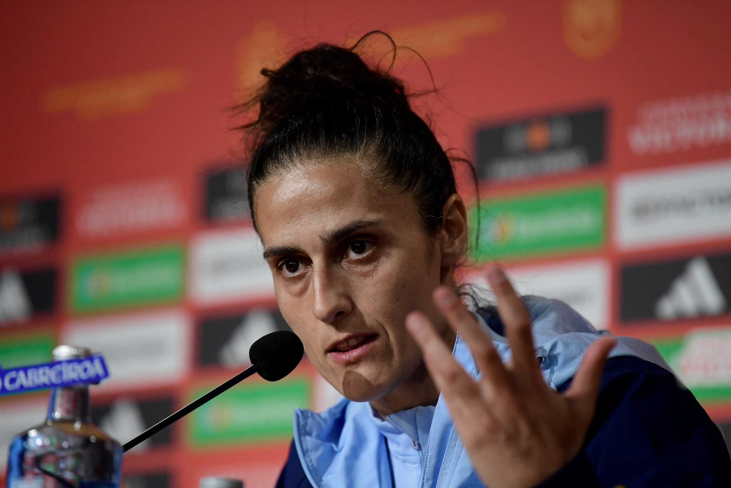 La seleccionadora española Montserrat Tome ofrece una rueda de prensa en vísperas del partido de fútbol final de la Liga Femenina de Naciones de la UEFA entre España y Francia en el estadio de La Cartuja de Sevilla, el 27 de febrero de 2024. (Foto de CRISTINA QUICLER / AFP) (Foto de CRISTINA QUICLER/AFP vía Getty Images)