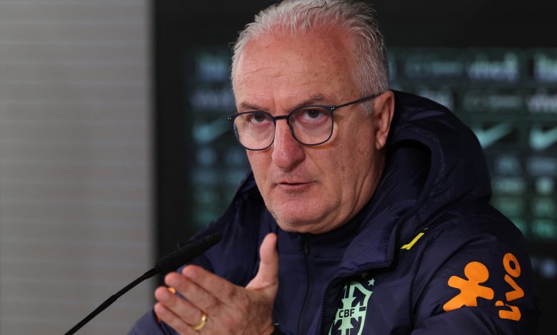 El entrenador brasileño Dorival Silvestre Junior ofrece una conferencia de prensa en vísperas del partido amistoso internacional de fútbol entre España y Brasil en el campo de entrenamiento de la Ciudad Real Madrid en Valdebebas, en las afueras de Madrid, el 25 de marzo de 2024. (Foto de Pierre-Philippe MARCOU / AFP) (Foto de PIERRE-PHILIPPE MARCOU/AFP vía Getty Images)