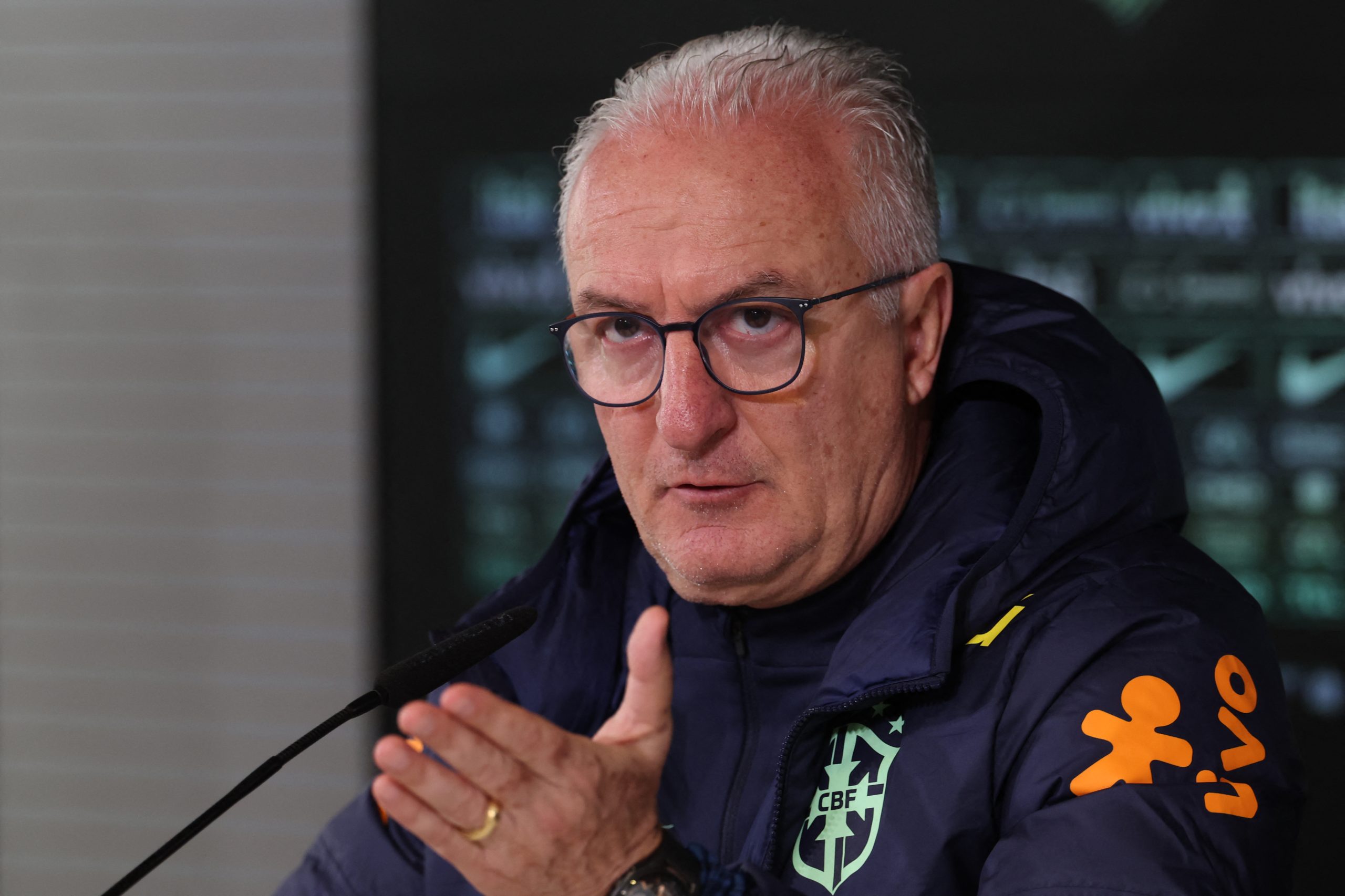 El entrenador brasileño Dorival Silvestre Junior ofrece una conferencia de prensa en vísperas del partido amistoso internacional de fútbol entre España y Brasil en el campo de entrenamiento de la Ciudad Real Madrid en Valdebebas, en las afueras de Madrid, el 25 de marzo de 2024. (Foto de Pierre-Philippe MARCOU / AFP) (Foto de PIERRE-PHILIPPE MARCOU/AFP vía Getty Images)