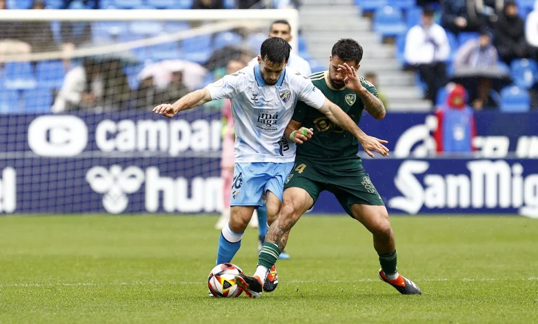 Ramón luchando por un balón