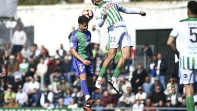 Dani Lorenzo luchando por un balón aéreo