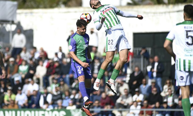 Dani Lorenzo luchando por un balón aéreo
