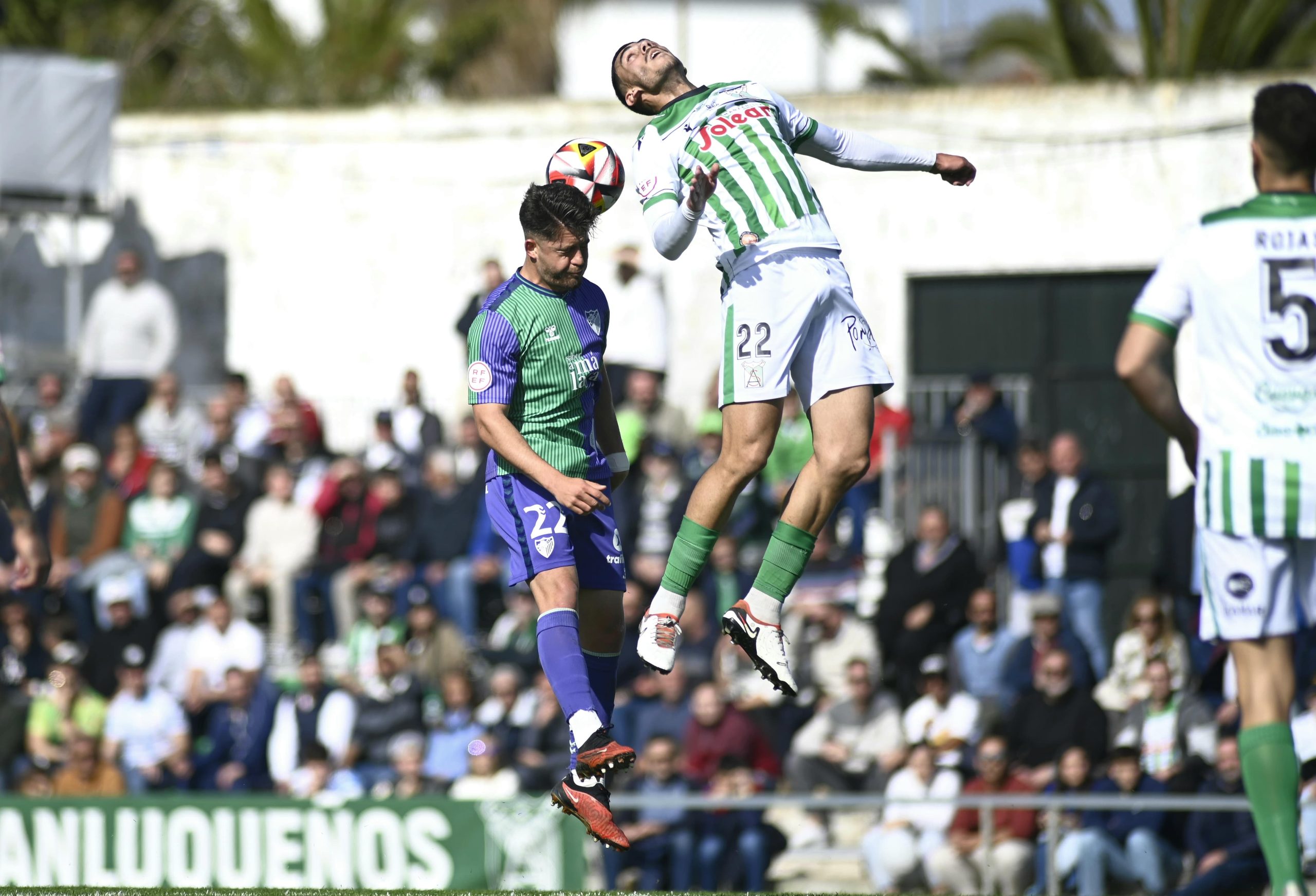 Dani Lorenzo luchando por un balón aéreo