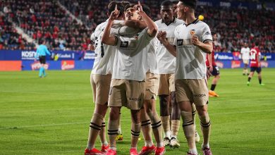 PAMPLONA, ESPAÑA - 15 DE ABRIL: Andre Almeida del Valencia CF celebra marcar el primer gol de su equipo con sus compañeros durante el partido de LaLiga EA Sports entre CA Osasuna y Valencia CF en el Estadio El Sadar el 15 de abril de 2024 en Pamplona, ​​España. (Foto de Juan Manuel Serrano Arce/Getty Images)