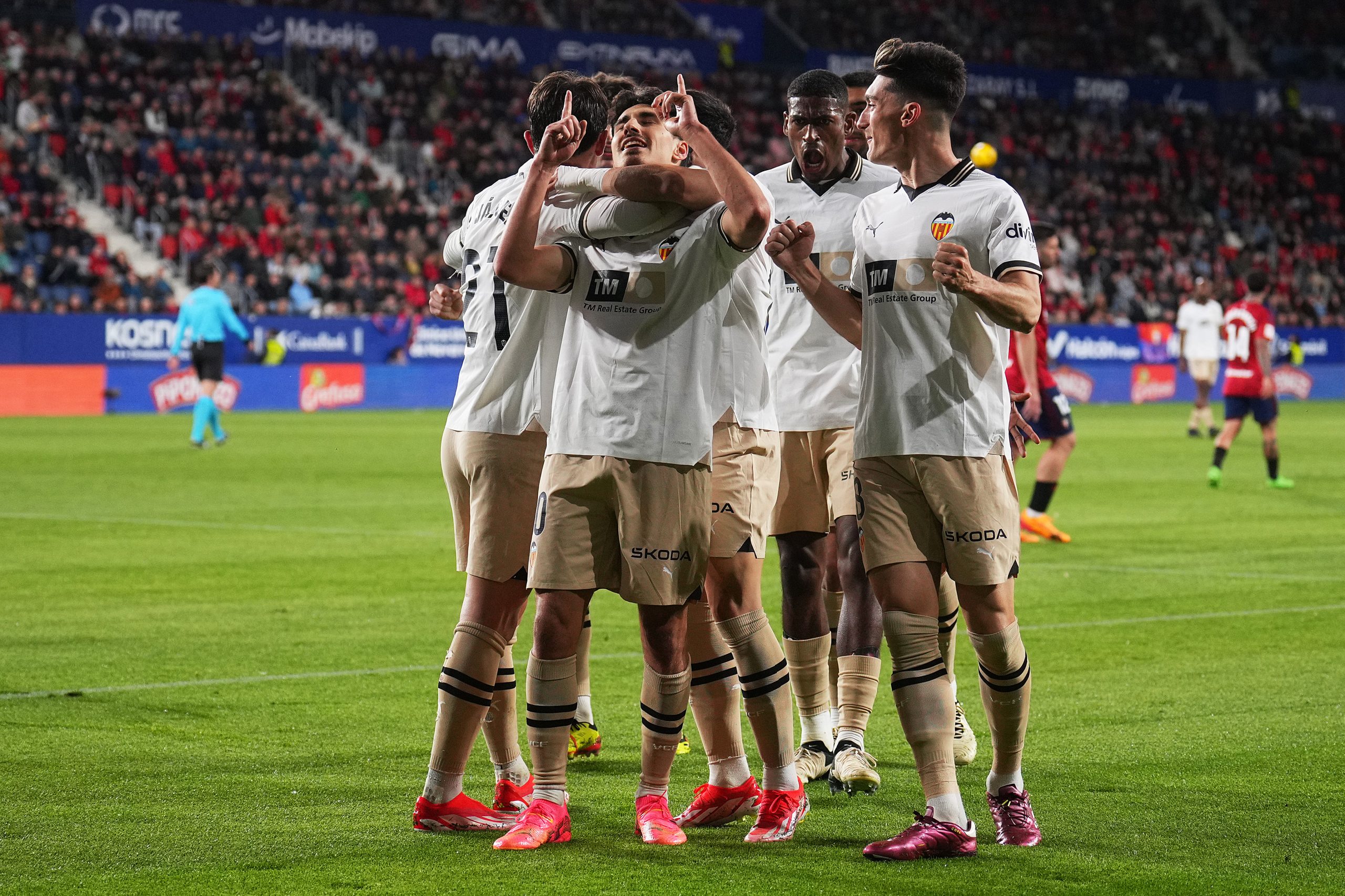 PAMPLONA, ESPAÑA - 15 DE ABRIL: Andre Almeida del Valencia CF celebra marcar el primer gol de su equipo con sus compañeros durante el partido de LaLiga EA Sports entre CA Osasuna y Valencia CF en el Estadio El Sadar el 15 de abril de 2024 en Pamplona, ​​España. (Foto de Juan Manuel Serrano Arce/Getty Images)