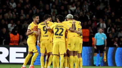 Los jugadores del Barcelona celebran tras marcar su tercer gol durante el partido de fútbol de ida de los cuartos de final de la Liga de Campeones de la UEFA entre el Paris Saint-Germain (PSG) y el FC Barcelona en el estadio Parc des Princes de París el 10 de abril de 2024. (Foto de FRANCK FIFE / AFP) (Foto de FRANCK FIFE/AFP vía Getty Images)