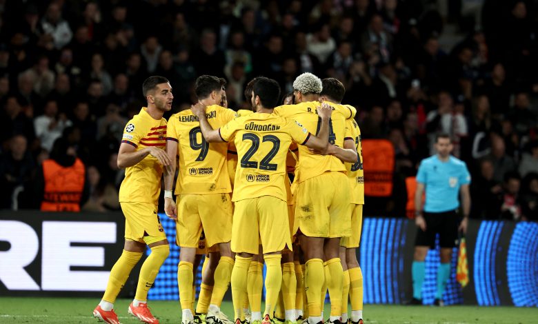 Los jugadores del Barcelona celebran tras marcar su tercer gol durante el partido de fútbol de ida de los cuartos de final de la Liga de Campeones de la UEFA entre el Paris Saint-Germain (PSG) y el FC Barcelona en el estadio Parc des Princes de París el 10 de abril de 2024. (Foto de FRANCK FIFE / AFP) (Foto de FRANCK FIFE/AFP vía Getty Images)