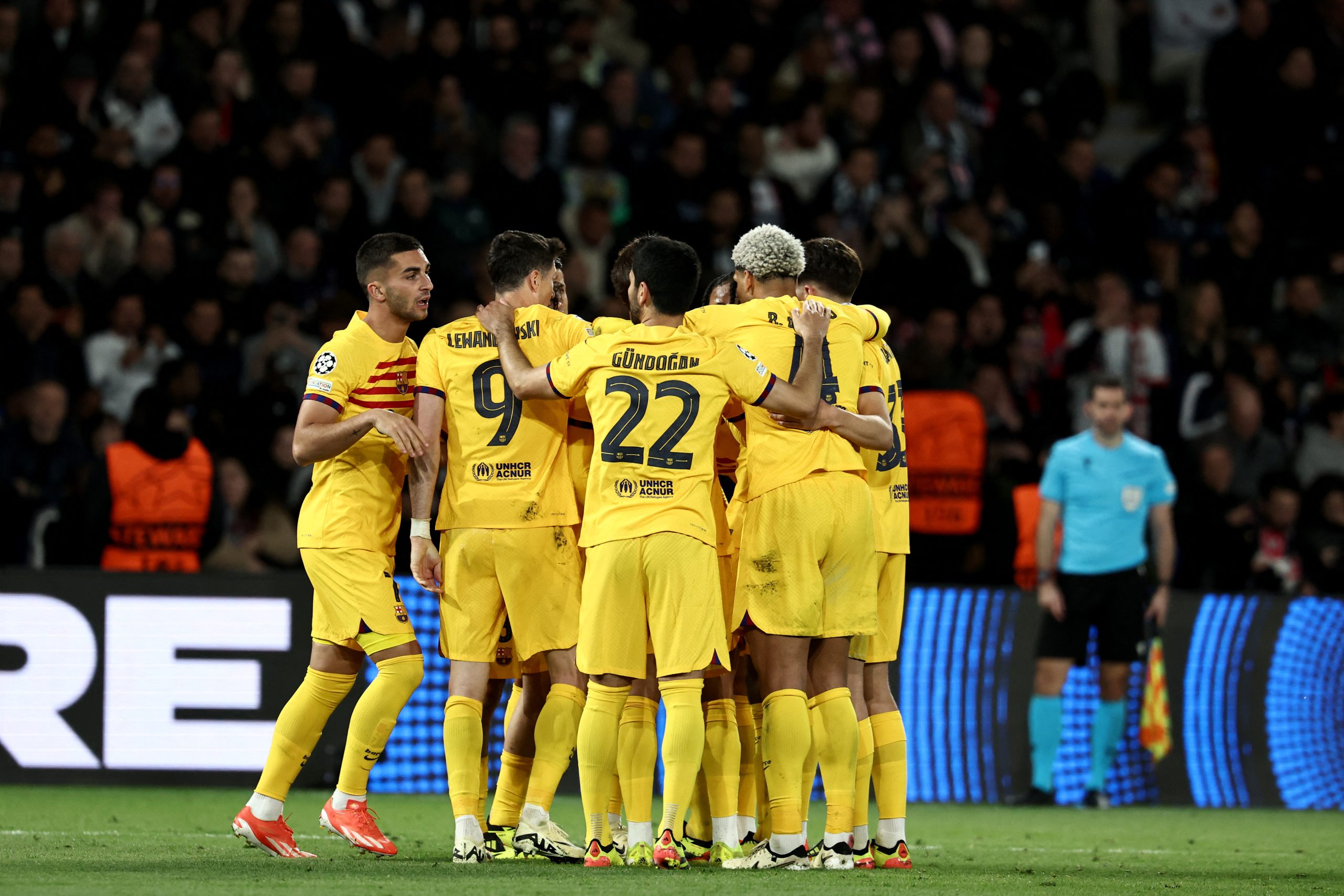 Los jugadores del Barcelona celebran tras marcar su tercer gol durante el partido de fútbol de ida de los cuartos de final de la Liga de Campeones de la UEFA entre el Paris Saint-Germain (PSG) y el FC Barcelona en el estadio Parc des Princes de París el 10 de abril de 2024. (Foto de FRANCK FIFE / AFP) (Foto de FRANCK FIFE/AFP vía Getty Images)