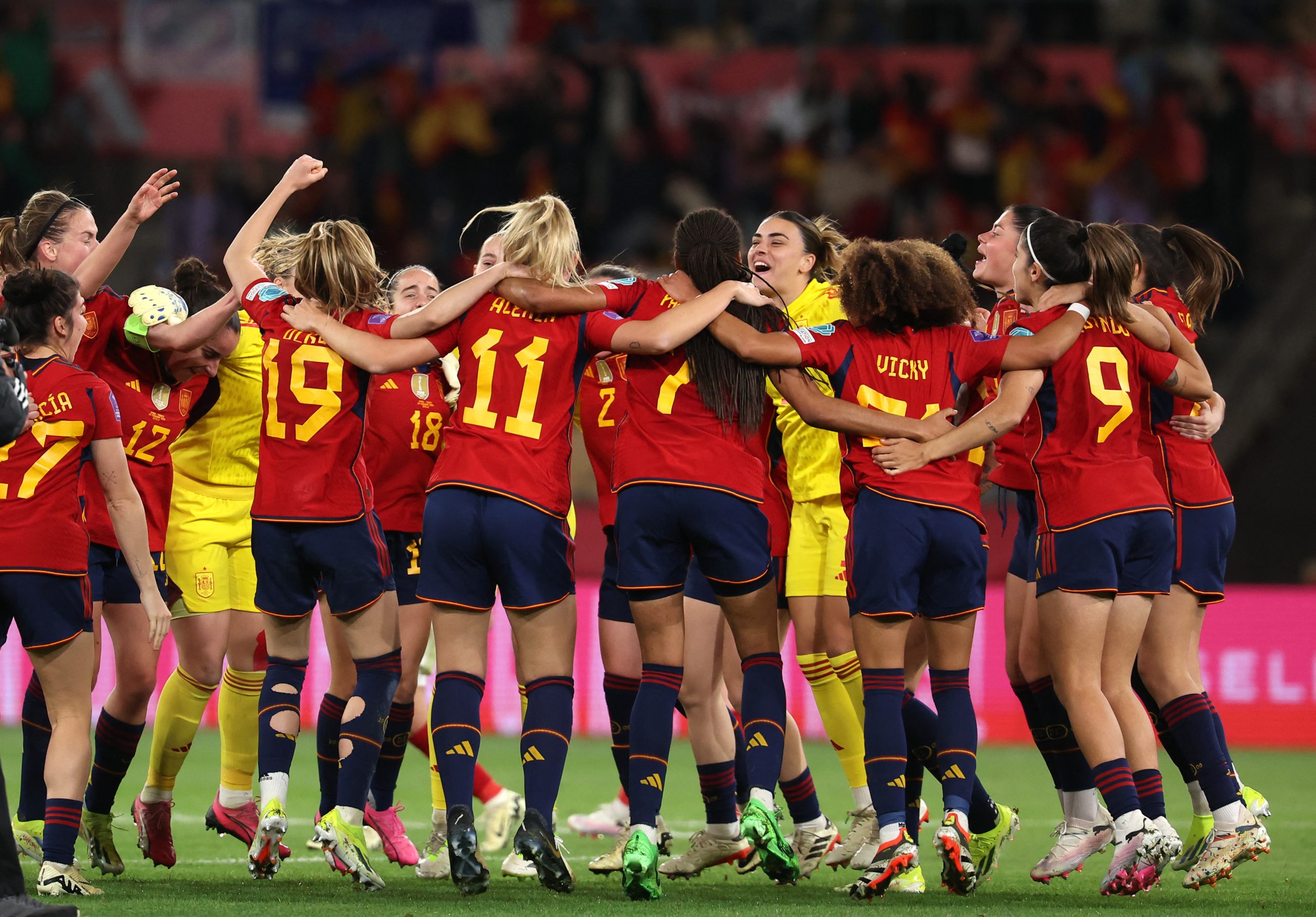 Las futbolistas de la selección española celebran su victoria durante el partido final de la Liga Femenina de Naciones de la UEFA entre España y Francia en el estadio de La Cartuja de Sevilla, el 28 de febrero de 2024. (Foto de FRANCK FIFE / AFP) (Foto de FRANCK FIFE/AFP vía Getty Images)