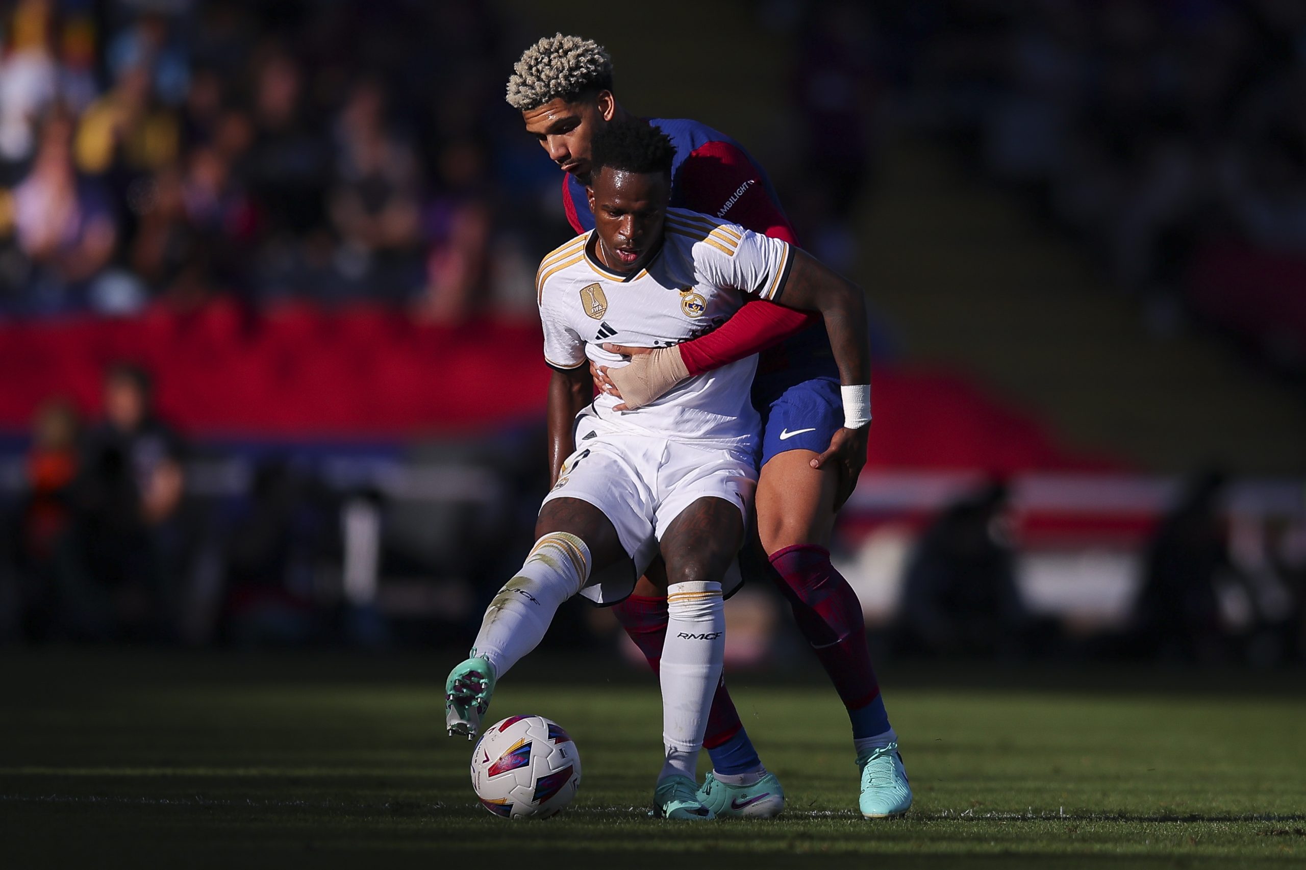 Ronald Araujo sujeta a Vinicius Jr durante El Clásico de Monjuit