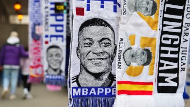 MADRID, ESPAÑA - 25 DE FEBRERO: Bufandas con las caras de Kylian Mbappé, Cristiano Ronaldo y Jude Bellingham se ven a la venta fuera del estadio antes del partido de LaLiga EA Sports entre el Real Madrid CF y el Sevilla FC en el Estadio Santiago Bernabeu el 25 de febrero de 2024. en Madrid, España. (Foto de Ángel Martínez/Getty Images)
