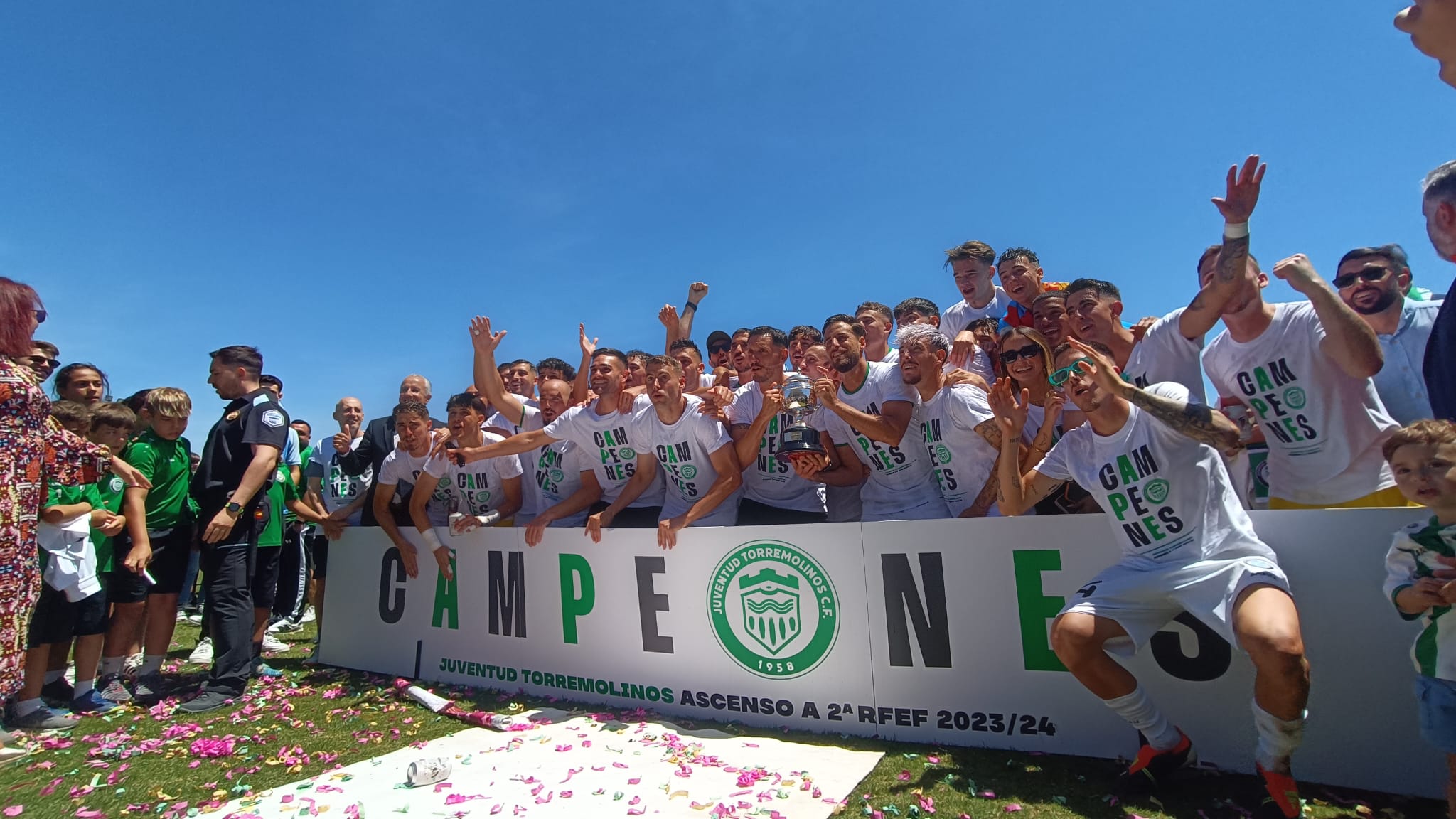 Juventud Torremolinos celebrando el campeonato de liga