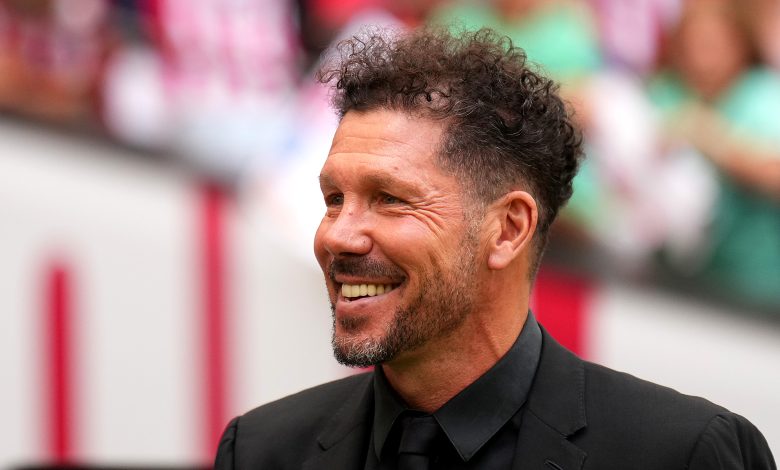 MADRID, ESPAÑA - 12 DE MAYO: Diego Simeone, entrenador del Atlético de Madrid, mira antes del partido de LaLiga EA Sports entre el Atlético de Madrid y el Celta de Vigo en el estadio Civitas Metropolitano el 12 de mayo de 2024 en Madrid, España. (Foto de Ángel Martínez/Getty Images)
