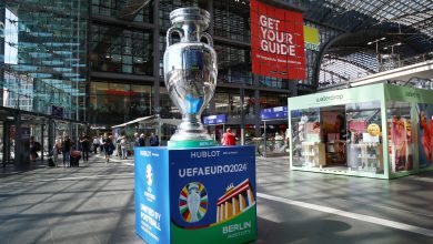 BERLÍN, ALEMANIA - 15 DE MAYO: El Trofeo decorativo de la UEFA se exhibe en la estación central de trenes de Berlín (Hauptbahnhof) antes del campeonato de fútbol UEFA Euro 2024, el 15 de mayo de 2024 en Berlín, Alemania. Alemania será la sede de la Eurocopa 2024, que comenzará el 14 de junio. (Foto de Maryam Majd/Getty Images)