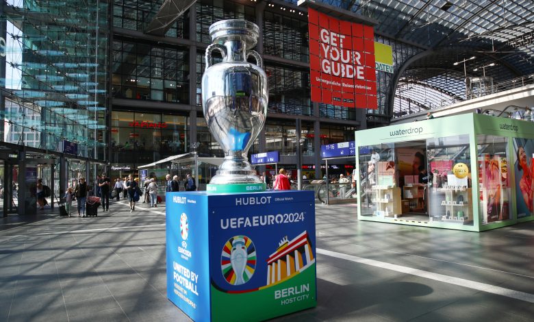 BERLÍN, ALEMANIA - 15 DE MAYO: El Trofeo decorativo de la UEFA se exhibe en la estación central de trenes de Berlín (Hauptbahnhof) antes del campeonato de fútbol UEFA Euro 2024, el 15 de mayo de 2024 en Berlín, Alemania. Alemania será la sede de la Eurocopa 2024, que comenzará el 14 de junio. (Foto de Maryam Majd/Getty Images)