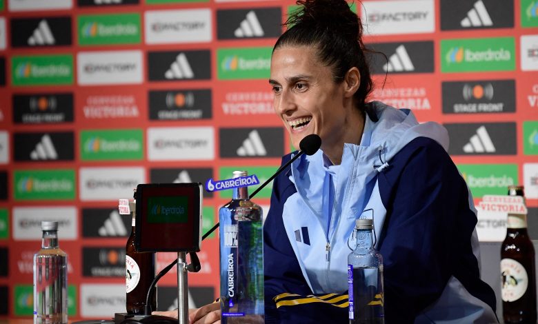 La seleccionadora española Montserrat Tome ofrece una rueda de prensa en vísperas del partido de fútbol final de la Liga Femenina de Naciones de la UEFA entre España y Francia en el estadio de La Cartuja de Sevilla, el 27 de febrero de 2024. (Foto de CRISTINA QUICLER / AFP) (Foto de CRISTINA QUICLER/AFP vía Getty Images)