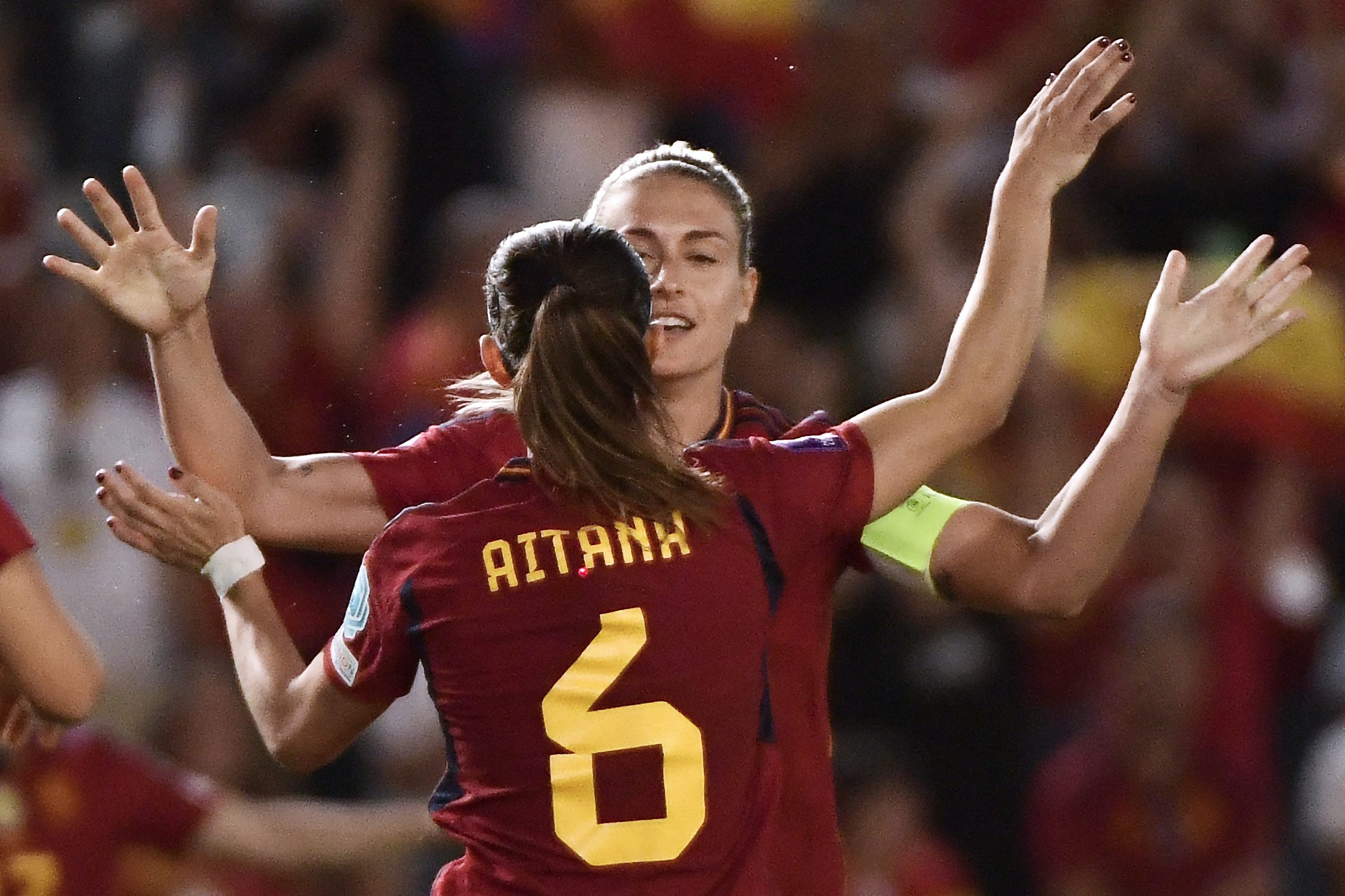 La centrocampista española #06 Aitana Bonmati celebra con la centrocampista española #11 Alexia Putellas anotar el tercer gol de su equipo durante el partido de fútbol de la Liga Femenina de Naciones de la UEFA entre España y Suiza, en el estadio Nuevo Arcángel de Córdoba el 26 de septiembre de 2023. (Foto de CRISTINA QUICLER / AFP) (Foto de CRISTINA QUICLER/AFP vía Getty Images)