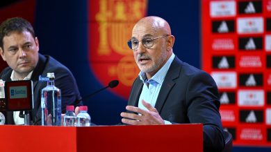 El técnico español Luis de la Fuente habla durante la presentación del equipo de la Eurocopa 2024 el 27 de mayo de 2024 en las instalaciones de entrenamiento de la Ciudad del Fútbol en Las Rozas de Madrid. (Foto de JAVIER SORIANO/AFP) (Foto de JAVIER SORIANO/AFP vía Getty Images)