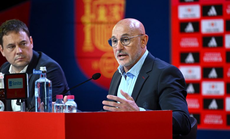 El técnico español Luis de la Fuente habla durante la presentación del equipo de la Eurocopa 2024 el 27 de mayo de 2024 en las instalaciones de entrenamiento de la Ciudad del Fútbol en Las Rozas de Madrid. (Foto de JAVIER SORIANO/AFP) (Foto de JAVIER SORIANO/AFP vía Getty Images)
