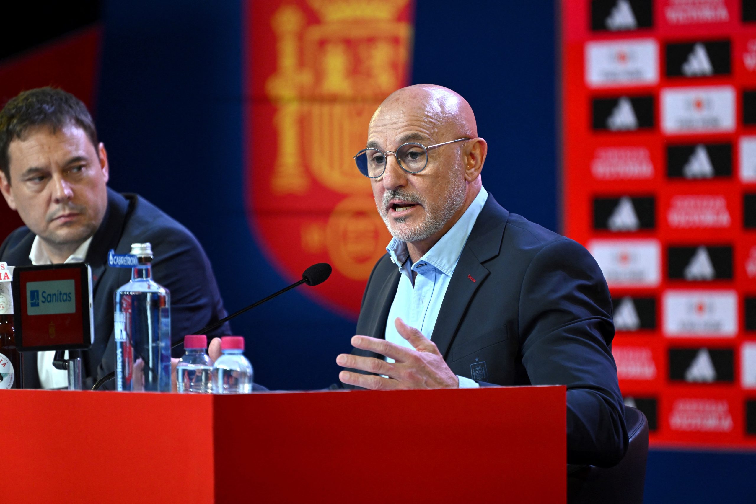 El técnico español Luis de la Fuente habla durante la presentación del equipo de la Eurocopa 2024 el 27 de mayo de 2024 en las instalaciones de entrenamiento de la Ciudad del Fútbol en Las Rozas de Madrid. (Foto de JAVIER SORIANO/AFP) (Foto de JAVIER SORIANO/AFP vía Getty Images)
