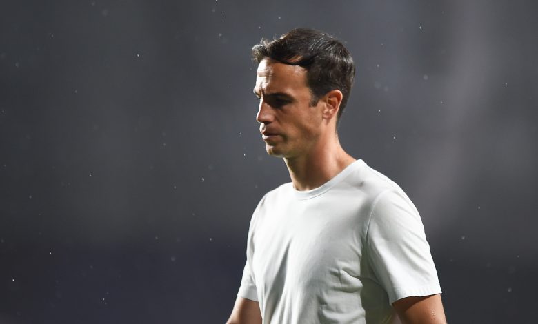 MADRID, SPAIN - MAY 05: Inigo Perez, Head Coach of Rayo Vallecano, shows his disappointment on the fianl whistle after Rayo lost 1-0 to UD Almeria during the LaLiga EA Sports match between Rayo Vallecano and UD Almeria at Estadio de Vallecas on May 05, 2024 in Madrid, Spain. (Photo by Denis Doyle/Getty Images) (Photo by Denis Doyle/Getty Images)