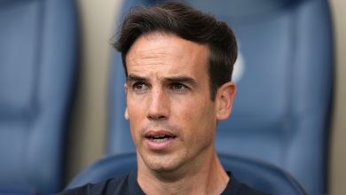 VALENCIA, ESPAÑA - 12 DE MAYO: Íñigo Pérez, entrenador del Rayo Vallecano, mira antes del partido de LaLiga EA Sports entre Valencia CF y Rayo Vallecano en el Estadio Mestalla el 12 de mayo de 2024 en Valencia, España. (Foto de Alex Caparrós/Getty Images)