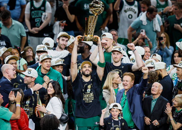 Jayson Tatum levanta el trofeo Larry O´Brian en el TD Garden con los Boston Celtics.