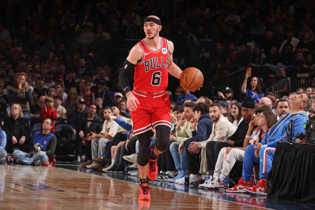 Alex Caruso jugando para los Chicago Bulls.