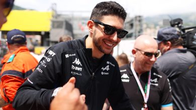 MONTECARLO, MÓNACO - 26 DE MAYO: Esteban Ocon de Francia conduciendo el (31) Alpine F1 A524 Renault firma autógrafos en el Paddock antes del Gran Premio de F1 de Mónaco en el Circuito de Mónaco el 26 de mayo de 2024 en Montecarlo, Mónaco . (Foto de Ryan Pierse/Getty Images)