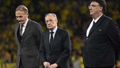 El director general de Dortmund, Hans-Joachim Watzke (i), y el presidente español del Real Madrid CF, Florentino Pérez (i), observan la ceremonia de entrega de medallas al final de la final de la final de la Liga de Campeones de la UEFA entre el Borussia Dortmund y el Real Madrid, en el estadio de Wembley. en Londres, el 1 de junio de 2024. (Foto de INA FASSBENDER/AFP) (Foto de INA FASSBENDER/AFP vía Getty Images)