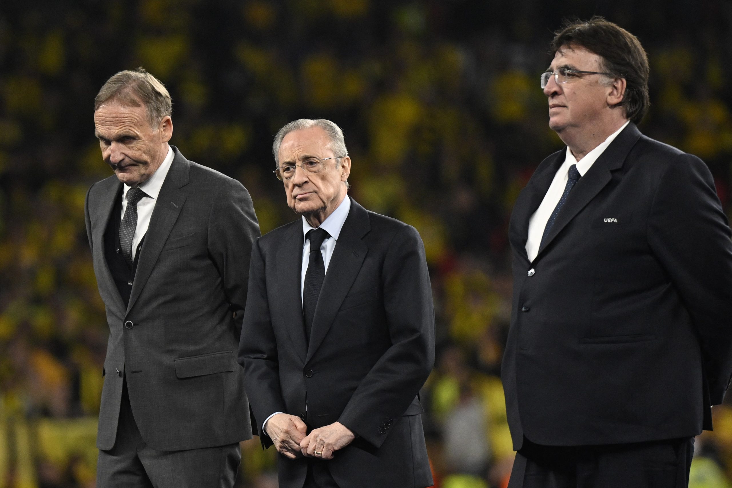 El director general de Dortmund, Hans-Joachim Watzke (i), y el presidente español del Real Madrid CF, Florentino Pérez (i), observan la ceremonia de entrega de medallas al final de la final de la final de la Liga de Campeones de la UEFA entre el Borussia Dortmund y el Real Madrid, en el estadio de Wembley. en Londres, el 1 de junio de 2024. (Foto de INA FASSBENDER/AFP) (Foto de INA FASSBENDER/AFP vía Getty Images)