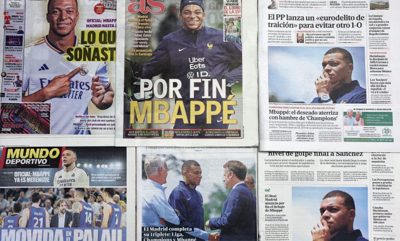 Esta fotografía tomada el 4 de junio de 2024 muestra las portadas de varios periódicos españoles un día después de que el delantero francés Kylian Mbappé fichara por el equipo de fútbol Real Madrid. Kylian Mbappé firmó ayer un contrato de cinco años para pasar al Real Madrid procedente del Paris Saint-Germain y calificó la medida como un "sueño hecho realidad". El anuncio supone la culminación del largo noviazgo de la Real por uno de los delanteros más prolíficos del fútbol mundial. (Foto de Thomas COEX/AFP) (Foto de THOMAS COEX/AFP vía Getty Images)