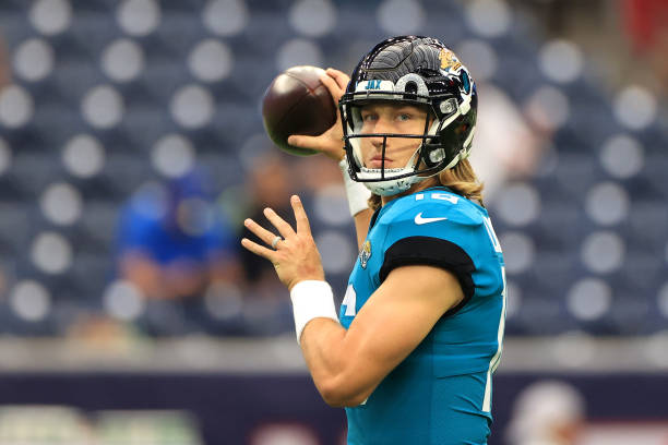 Trevor Lawrence jugando para los Jacksonville Jaguars.
