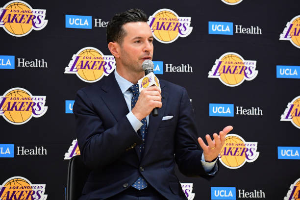 J.J. Redick durante su presentación como nuevo entrenador de Los Angeles Lakers.
